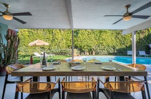 Outdoor dining - Private Mid-Century Modern Oasis in Palm Springs (Palm Springs)