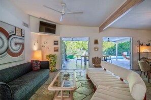 Living area - Private Mid-Century Modern Oasis in Palm Springs (Palm Springs)