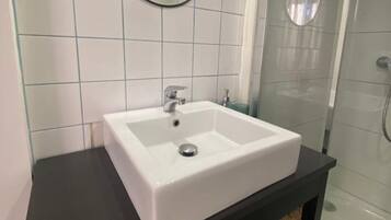 Douche, sĂšche-cheveux, serviettes fournies, savon