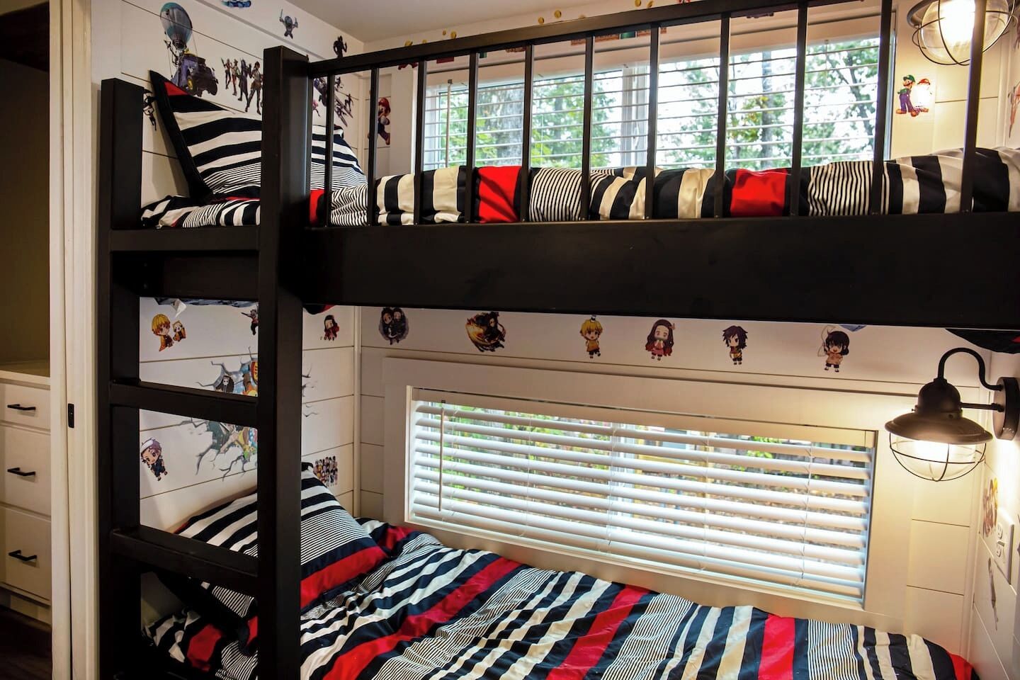 3 makuuhuonetta, työpöytä, silitysrauta/-lauta, ilmainen Wi-Fi