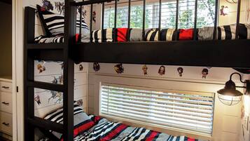 3 quartos, escrivaninha, ferros/tábuas de passar roupa