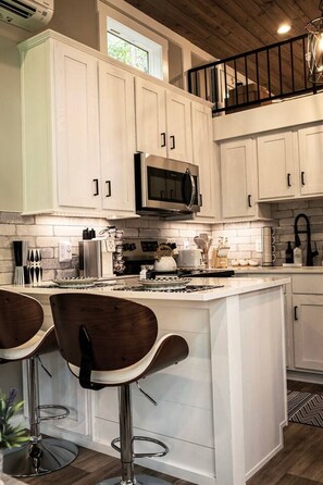 Een koelkast, een microgolfoven, een oven, een kookplaat