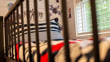 3 bedrooms, desk, iron/ironing board, free WiFi