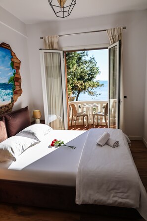 Comfort tweepersoonskamer, 1 queensize bed, uitzicht op strand | Luxe beddengoed, bedden met traagschuimmatras, een bureau