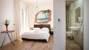 Kamar Double Comfort, 1 Tempat Tidur Queen, pemandangan pantai | Kamar mandi | Pancuran hujan, perlengkapan mandi gratis, pengering rambut, dan sandal