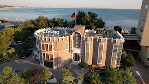 A hotel named COSMO with a central courtyard, surrounded by trees and a view of the sea. - Cosmo Beach Hotel (Durrës)