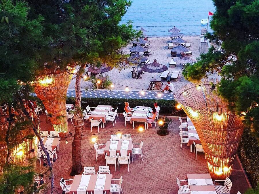 Private beach, white sand, beach bar
