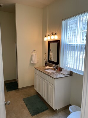 Hair dryer, towels, soap, toilet paper - OHSU/PSU/Near Downtown Portland (Portland)