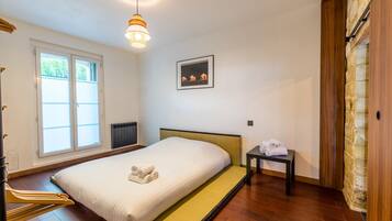 Free WiFi, bed sheets