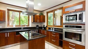 Frigorífico, microondas, horno y placa de cocina