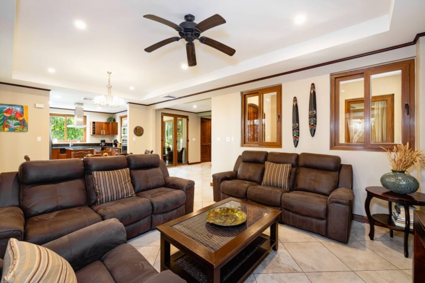 Televisión y oficina 