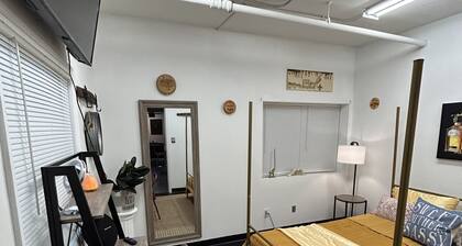 Bourbon, Art & Sport Center
Boutique BnB inside Art Gallery WALK EVERYWHERE!