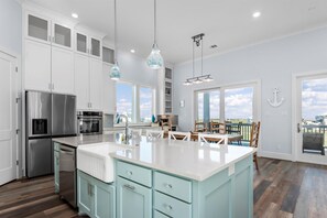 Kylskåp, mikrovågsugn, ugn och spishäll