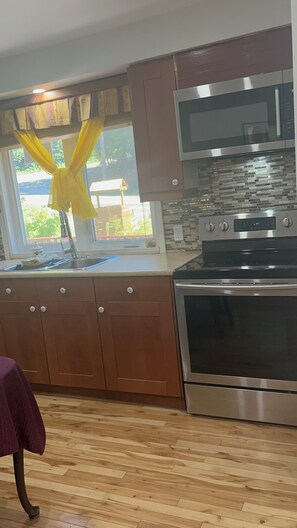 Réfrigérateur, four à micro-ondes, un four, surface de cuisson