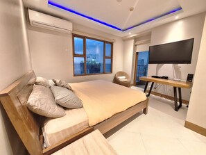 3 bedrooms, in-room safe, desk, iron/ironing board
