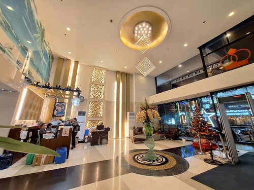 StayLuxia King 3BR 3BA Executive Suite w/Balcony BayView Pool Netflix