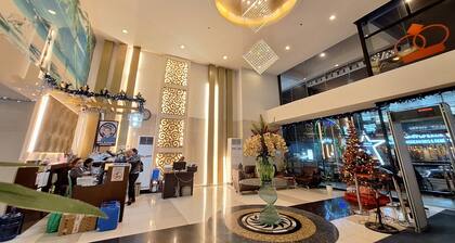 StayLuxia King 3BR 3BA Executive Suite w/Balcony BayView Pool Netflix