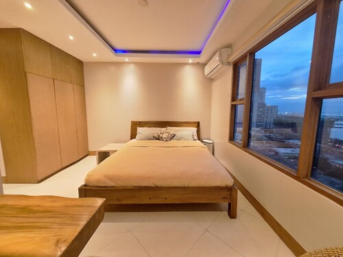 StayLuxia King 3BR 3BA Executive Suite w/Balcony BayView Pool Netflix