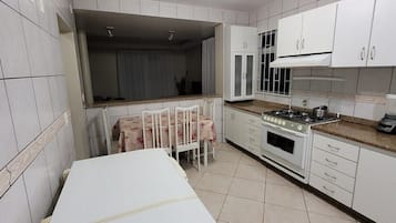 Refrigerador, microondas, tetera/pava eléctrica, licuadora