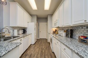 Køleskab, mikrobølgeovn, ovn, kogeplade