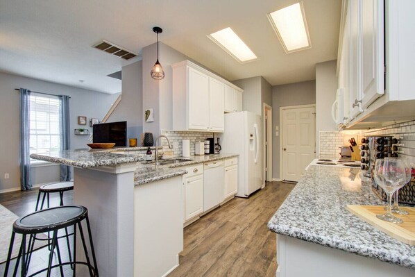 Jääkaappi, mikroaaltouuni, uuni, liesi