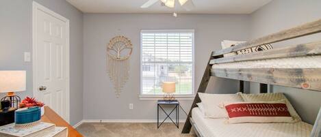 3 chambres, bureau, fer et planche à repasser, lit parapluie