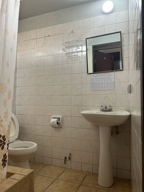 Bruser, hårtørrer, håndklæder, Sæbe