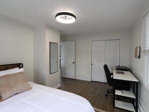 2 bedrooms, iron/ironing board, WiFi, bed sheets - Stylish 2 Bedroom Apartment, Close to Everything! (North Providence)