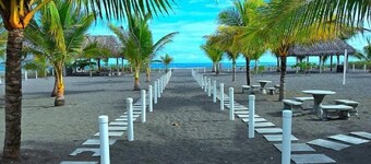 Spectacular beachfront apartment, Spacious terrace with an unparalleled view.