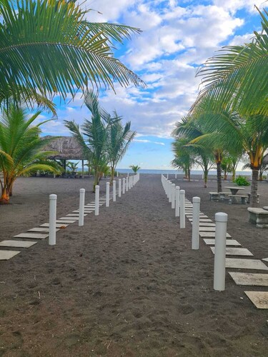 Spectacular beachfront apartment, Spacious terrace with an unparalleled view.