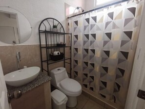 Toalhas de banho, sabonete, shampoo, papel higiênico