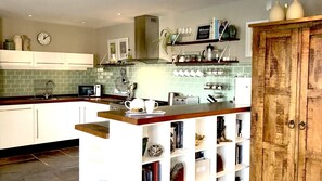 Réfrigérateur, four à micro-ondes, un four, surface de cuisson