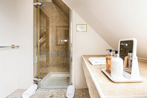 Douche, séchoir à cheveux, serviettes fournies, savon