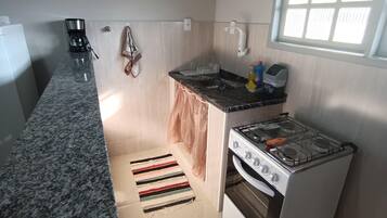 Apartamento | Cozinha privada | Geladeira grande, micro-ondas, fogão, torradeira