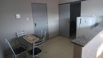 Appartement | Privékeuken | Een koelkast met diepvriezer, een microgolfoven, een oven