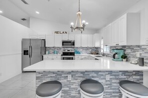 Kühlschrank, Mikrowelle, Ofen, Geschirrspüler