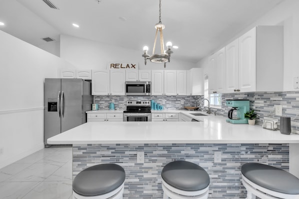 Een koelkast, een microgolfoven, een oven, een vaatwasser