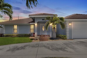 Exterior - Gorgeous Lake Worth Beach House by RedAwning (Lake Worth Beach)