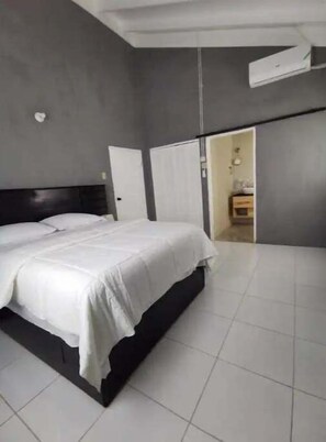 2 bedrooms, iron/ironing board, free WiFi - Hidden Gem, vacation home. (Black River)