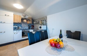 Fridge, microwave, oven, stovetop - 2 bedroom cozy apartment in Krsan (Krsan)