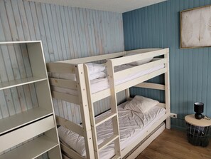 1 quarto, ferros/tábuas de passar roupa, berço de viagem