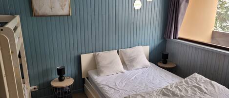 1 habitación, tabla de planchar con plancha y cuna de viaje