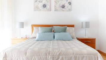 5 bedrooms, iron/ironing board, travel crib, internet