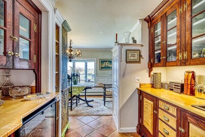 Comfy "Mini-estate" on Iconic Corea Harbor