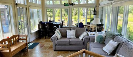 Smart-TV, DVD-Player, Bücher, Musikbibliothek