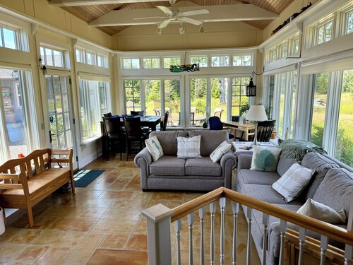 Comfy "Mini-estate" on Iconic Corea Harbor