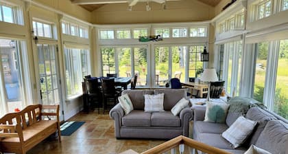 Comfy "Mini-estate" on Iconic Corea Harbor