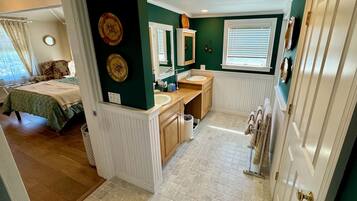 5 bedrooms, desk, iron/ironing board, free WiFi
