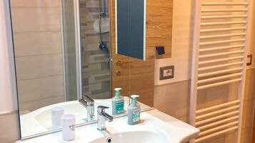 Studio | Badezimmer | Dusche, Haartrockner, Bidet, Handtücher