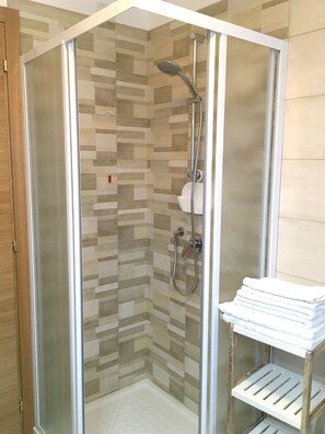 Estudio | Baño | Regadera, secadora de cabello, bidet, toallas